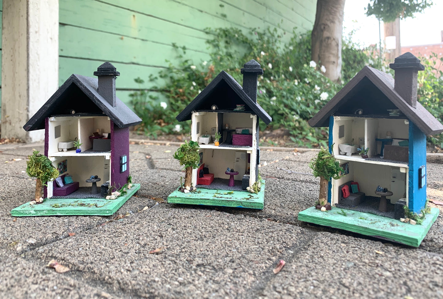 Miniature Tiny Doll House - Includes one Vintage Polly Pocket Doll