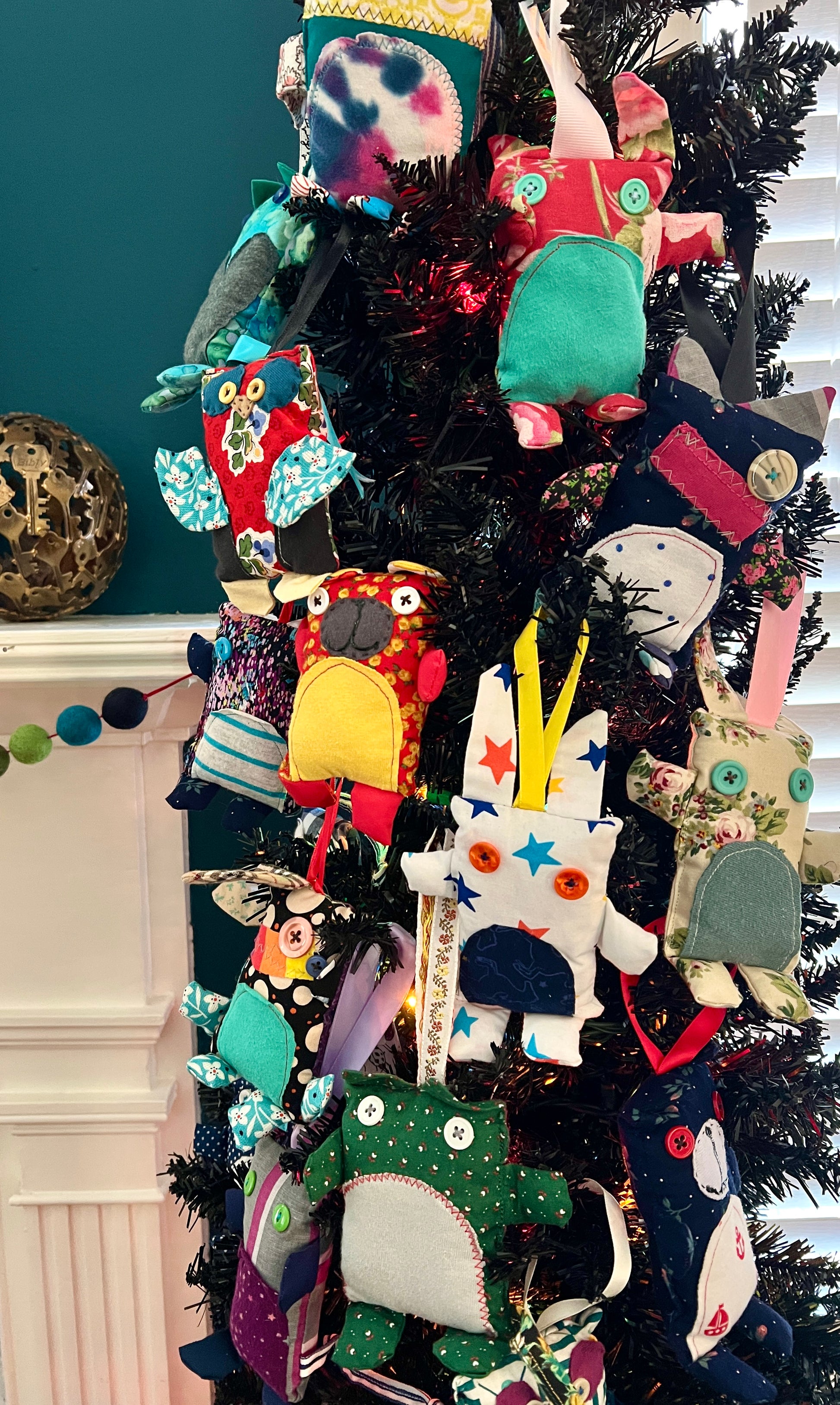 Tiny animals ornaments, on a xmas tree