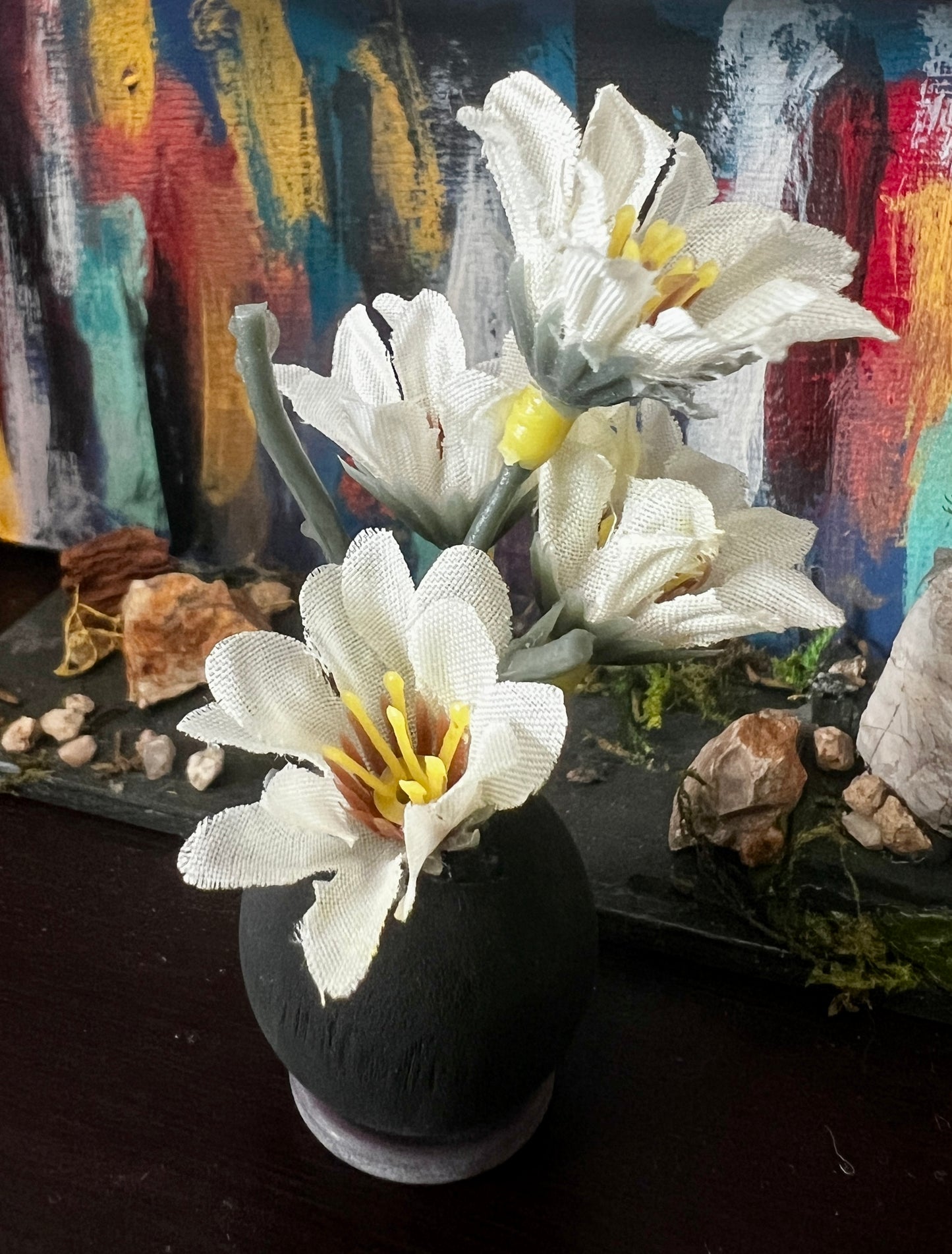 black vase white/yellow flowers