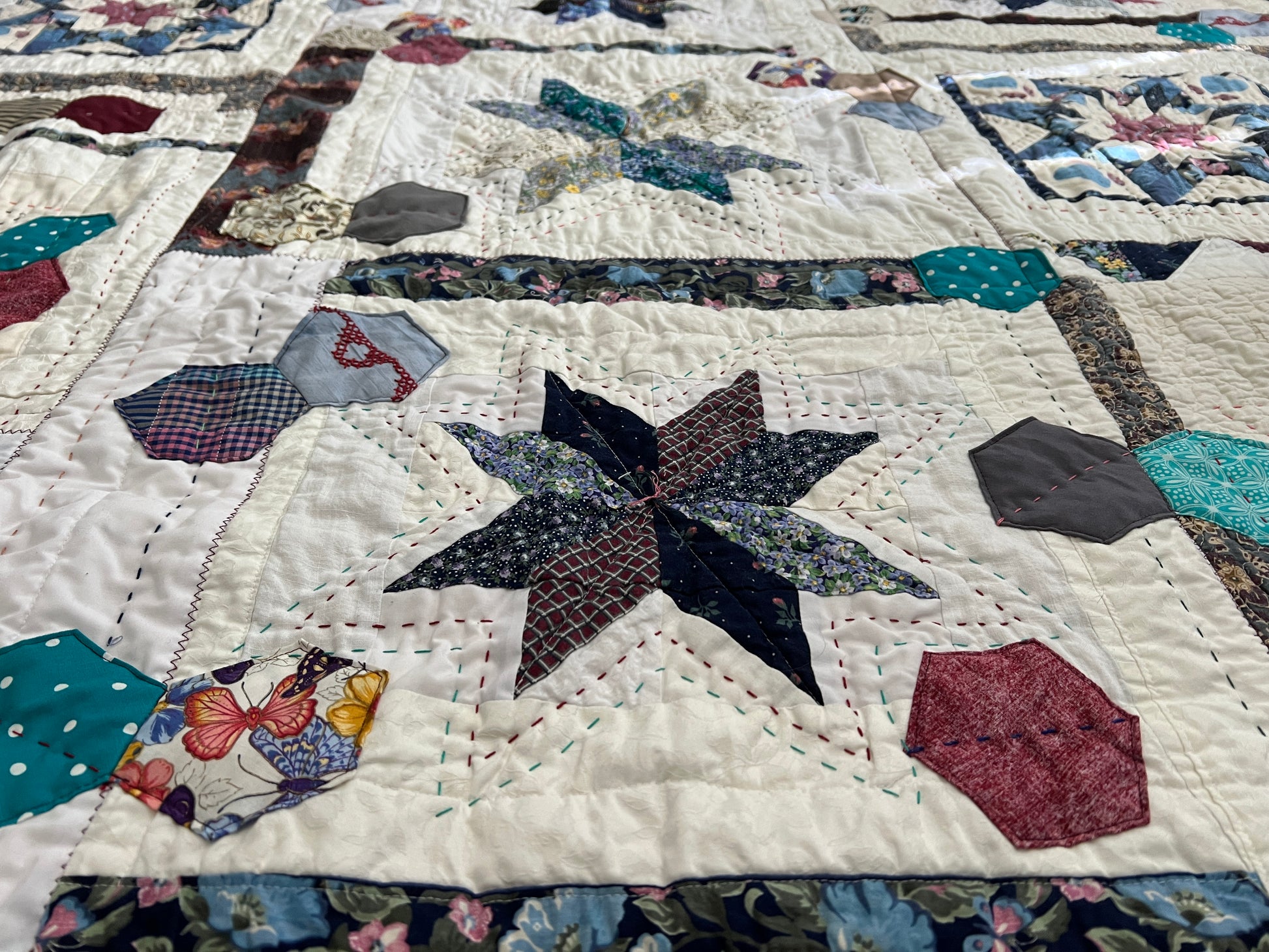eight point stars and quilted hexies quilt Closeup view
