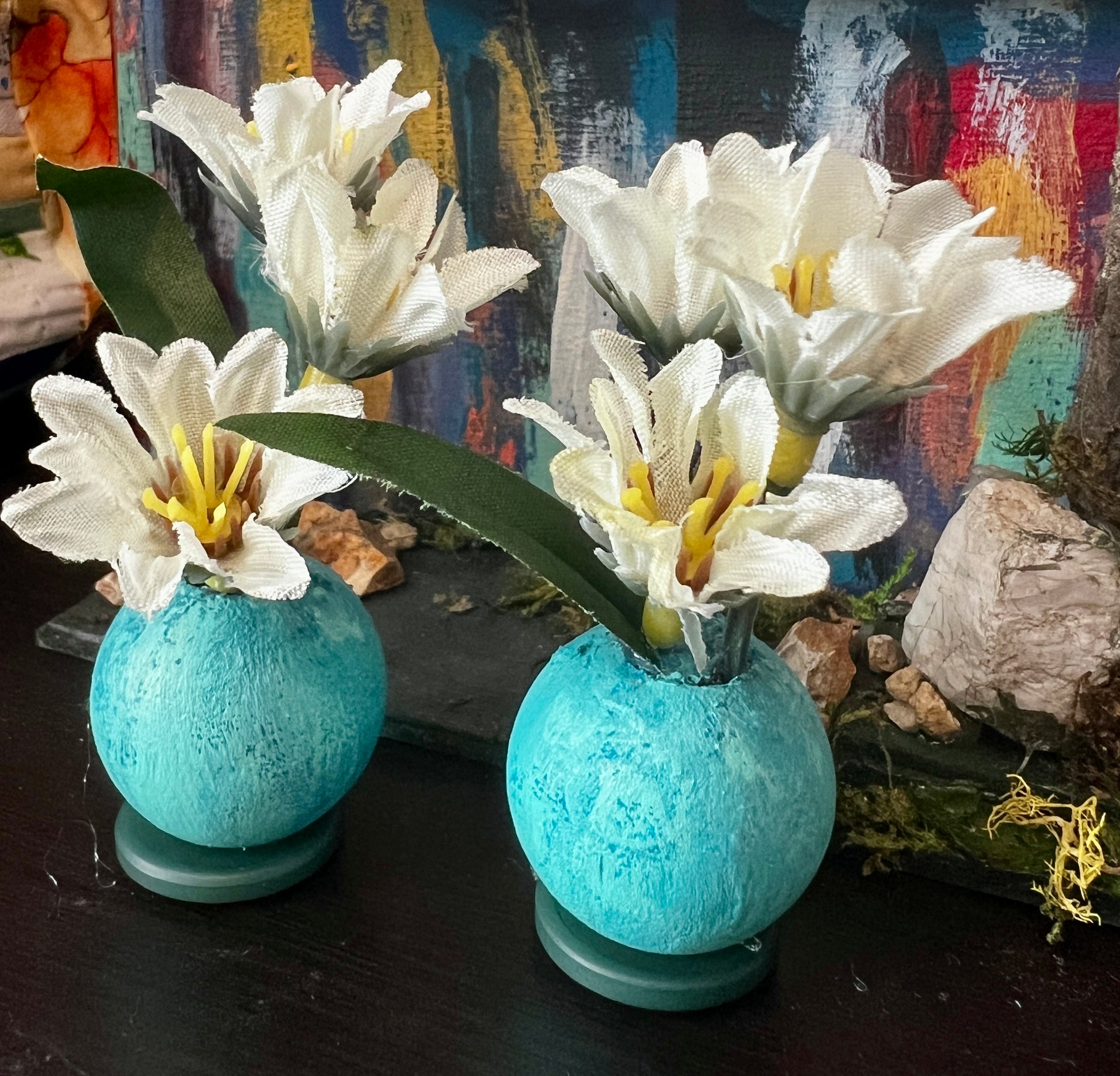 turquoise vase white/yellow flowers